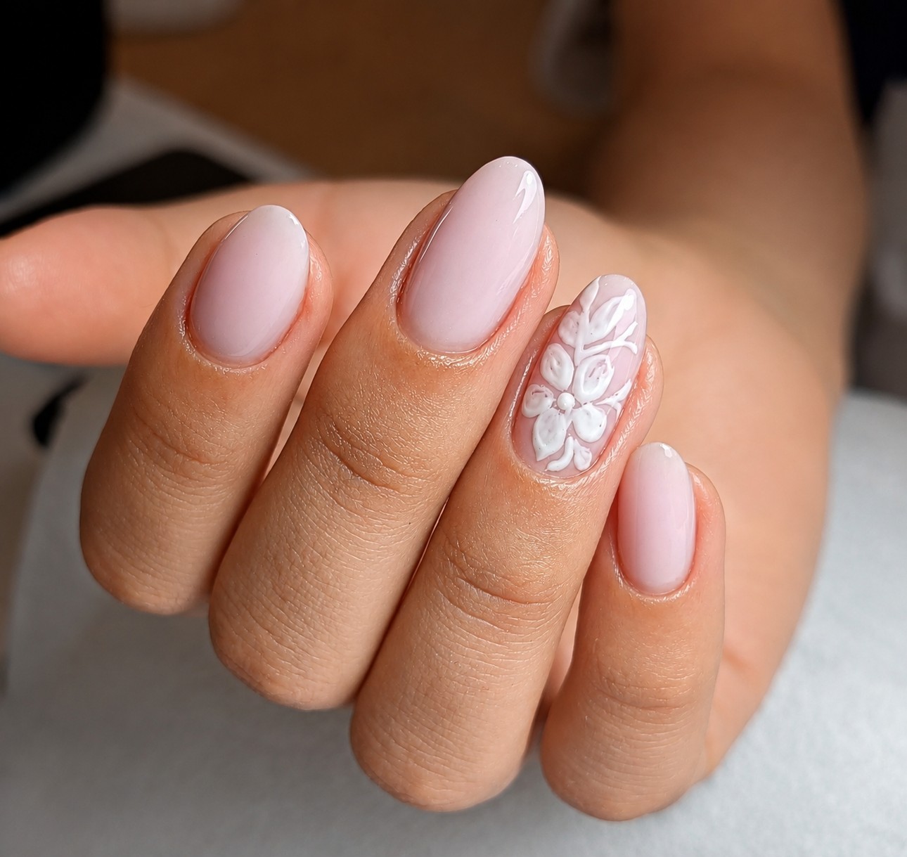 Nude con fiore bianco in rilievo