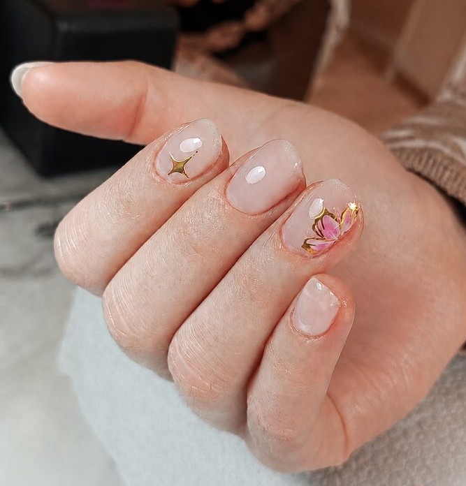 Nude con fiore e dettagli in oro