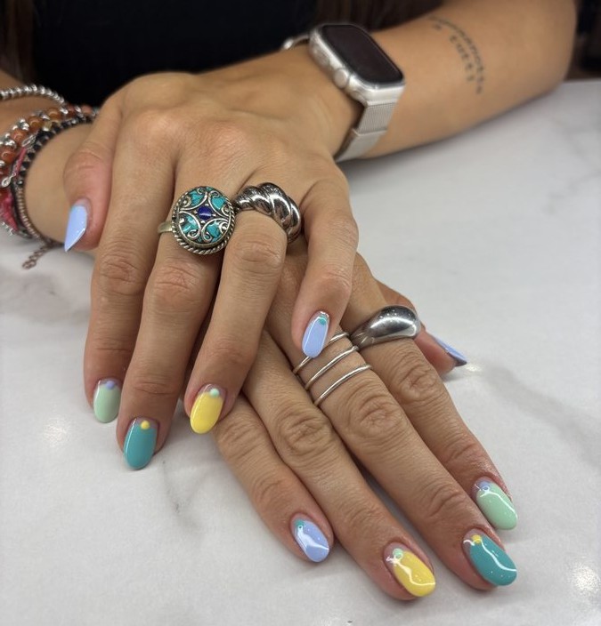 Manicure pastello multicolore
