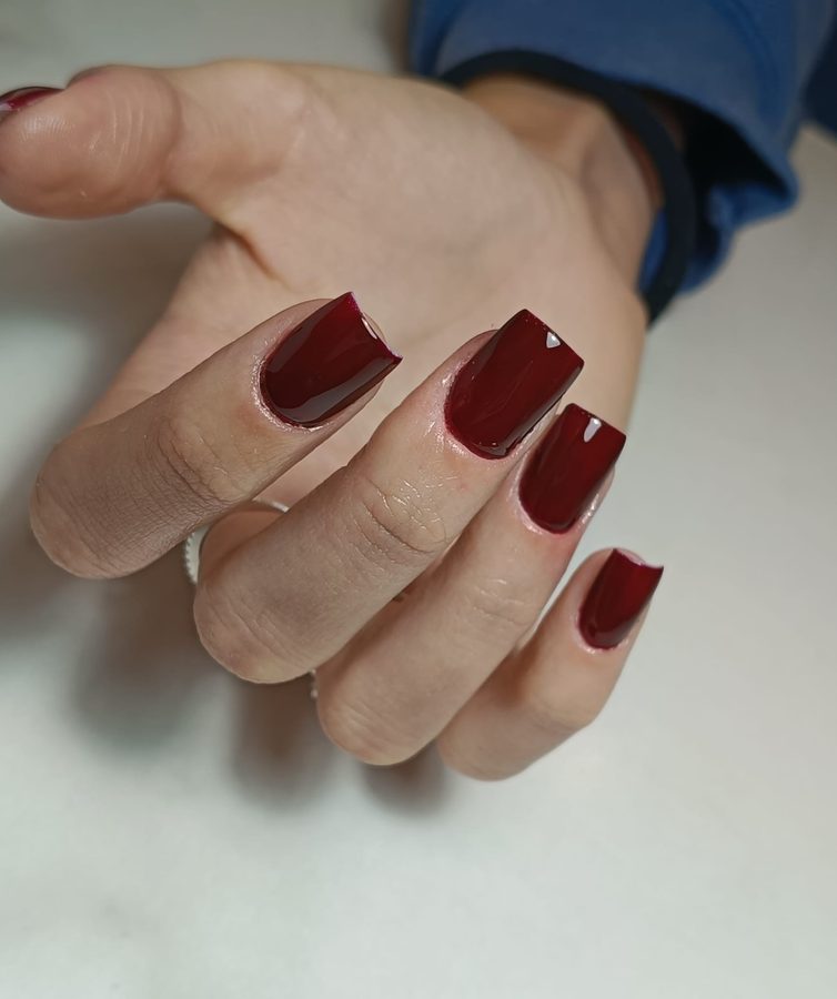 Rosso scuro su forma quadrata