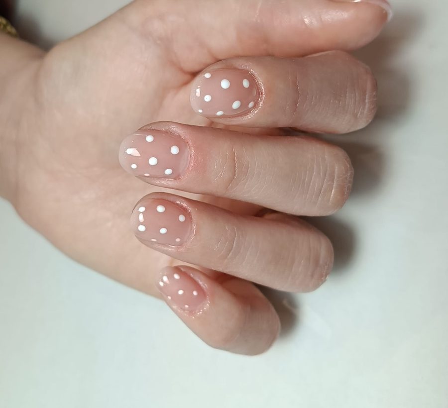 Pois bianchi su base naturale
