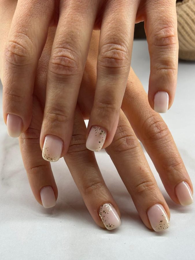Nude con glitter oro sulle punte
