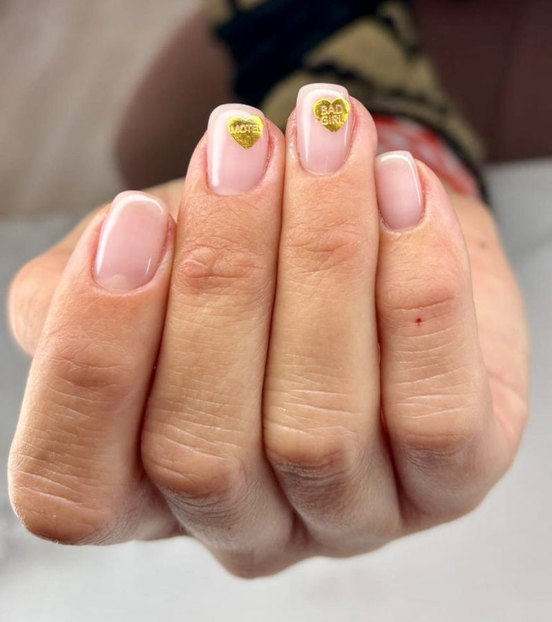 Nude con applicazioni a cuore dorate
