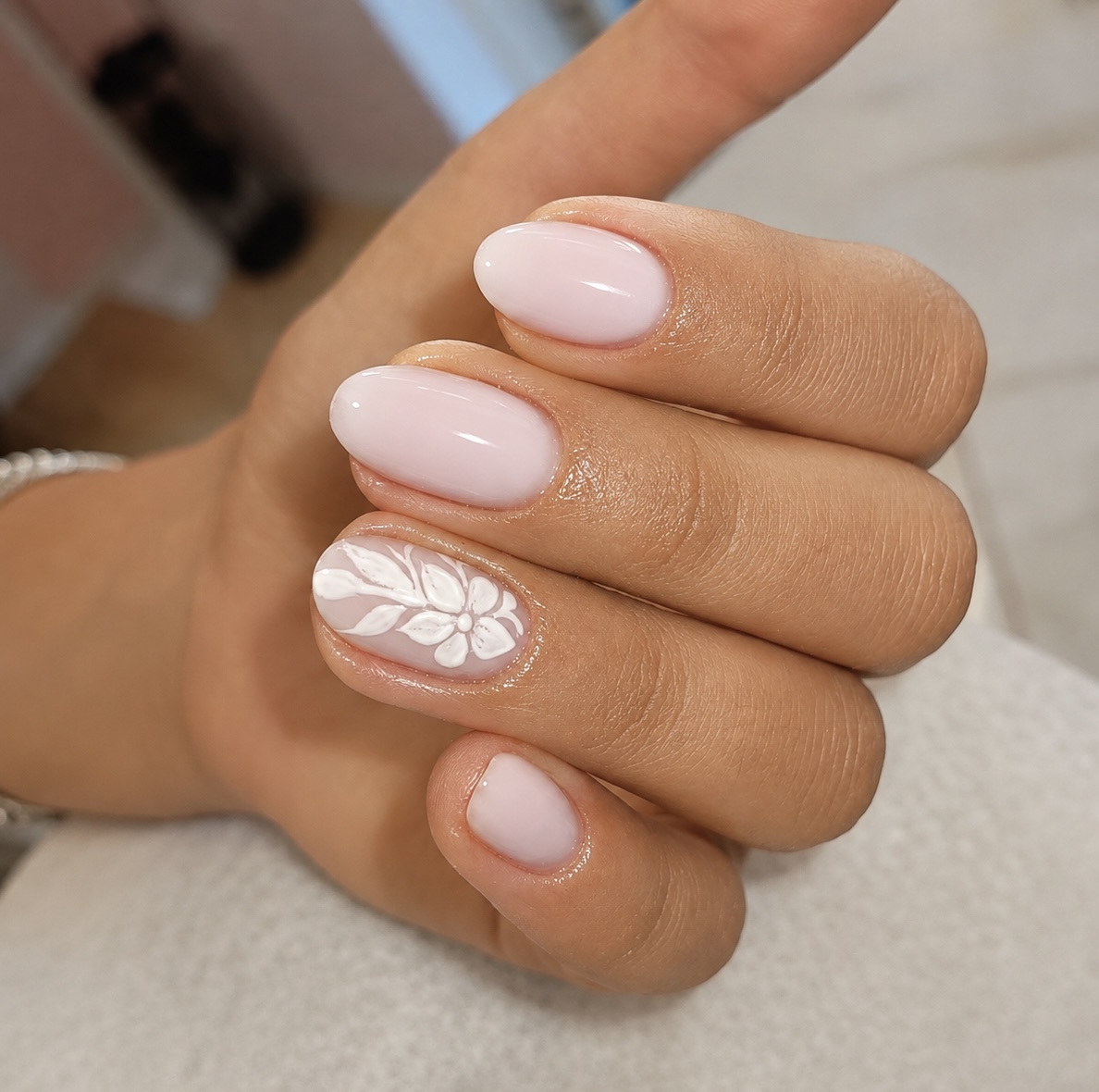 Nude con fiore bianco in rilievo