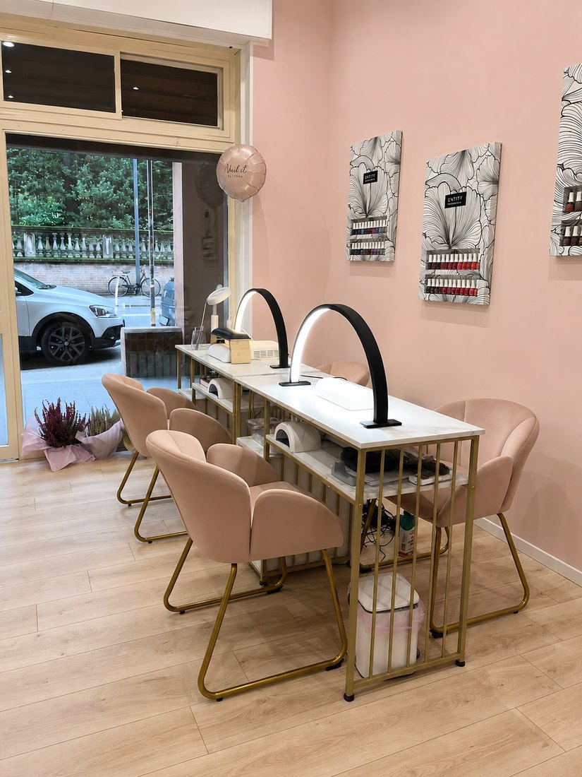 Postazioni manicure del centro estetico Nail It a Bologna